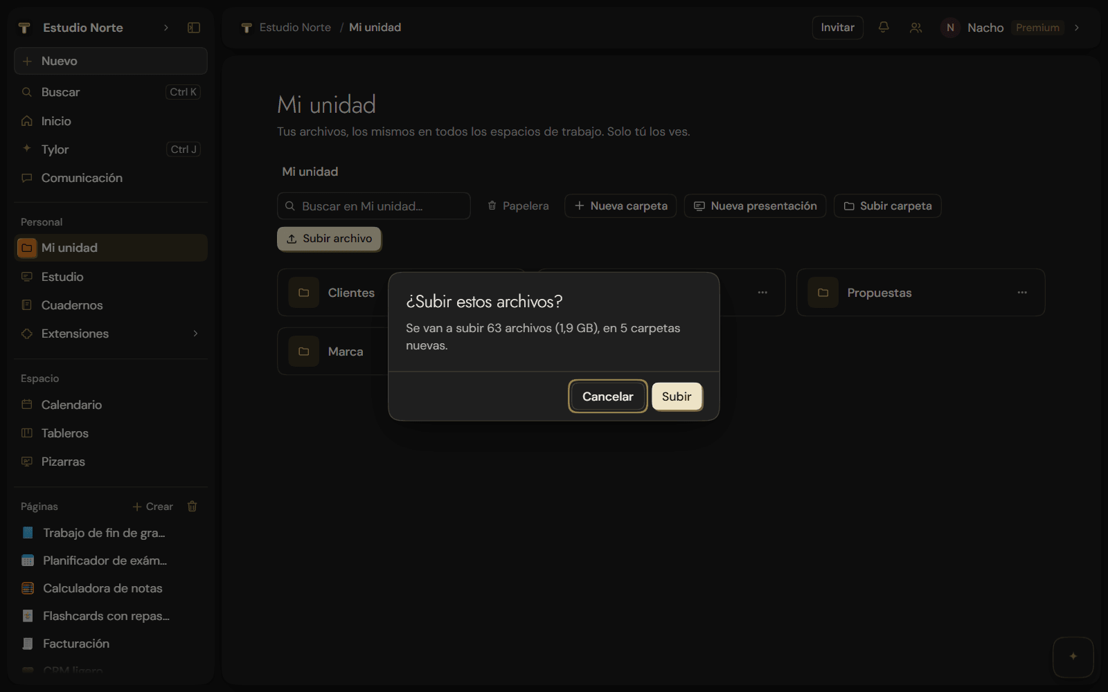 My drive in dark mode with the folders Clientes, Facturas 2026, Propuestas and Marca. In the middle, the "¿Subir estos archivos?" window says 63 files (1.9 GB) will be uploaded in 5 new folders